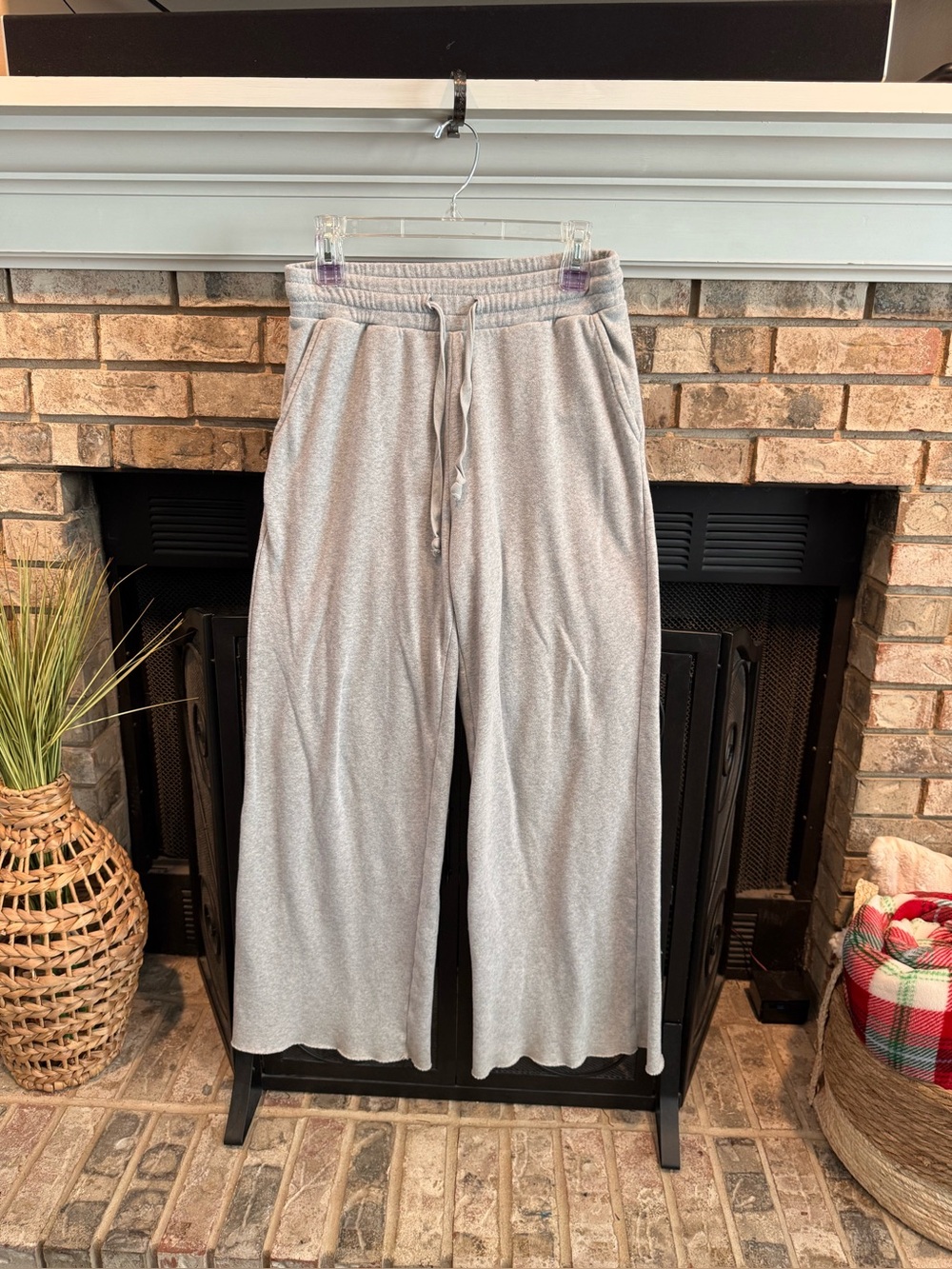 American Eagle wide leg sweatpants in light grey, Medium, EUC